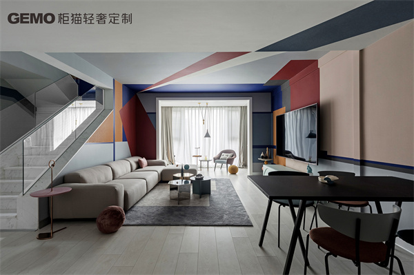 輕奢定制加盟選品牌還是當(dāng)?shù)丶庸S？